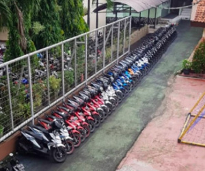 Bảo vệ trường nhà người ta: Ngày nào cũng xếp xe của học sinh theo hãng, màu sắc một cách ngăn nắp đáng kinh ngạc