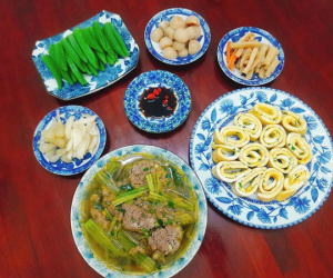 Chẳng mâm cao cỗ đầy, mẹ bầu vẫn khiến dân mạng phát cuồng với 'bữa trưa không thịt' cực đơn giản ngày đầu năm
