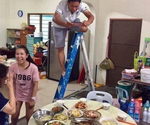 Chụp ảnh mâm cơm "cúng" facebook nhưng tư thế của ông bố lại là điều khiến dân mạng bật cười