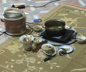 Dỗ con ngủ cho cả nhà ăn lẩu, dâu trẻ tái mặt khi đi ra thấy mâm bát chỏng chơ không một bóng người