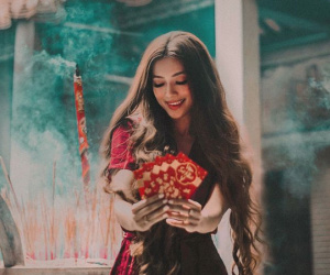 Hot girl 'công chúa tóc mây' gốc Việt khoe ảnh đi lễ chùa cực đằm thắm ở Trà Vinh dịp Tết