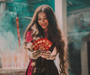 'Hot girl tóc mây' gốc Việt đón Tết, lễ chùa ngày đầu năm ở Trà Vinh