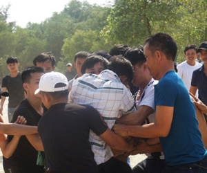 Video: Hàng trăm trai tráng tranh nhau cướp cù giữa trưa nắng mùng 4 Tết