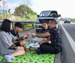 Xử phạt tài xế ăn, uống rồi livestream trên cao tốc Nội Bài - Lào Cai