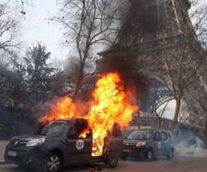 Biểu tình của phe 'áo vàng' biến thành bạo động ở Paris