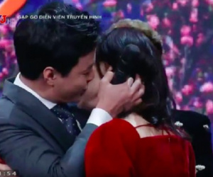 Lỡ duyên ở 'Cả một đời ân oán', Hồng Đăng - Lan Phương bất ngờ hôn nhau ngay trên sân khấu Tết
