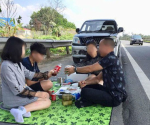Phạt 5,5 triệu đồng, tước bằng 2 tháng tài xế tổ chức ăn uống trên đường cao tốc