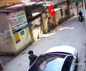 Video: Trộm bẻ cặp gương xe Mercedes chỉ trong nháy mắt ở giữa Hà Nội