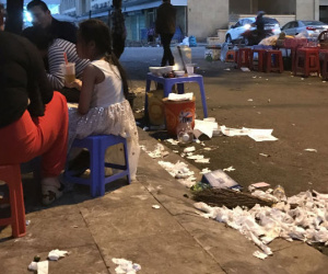 Xếp hàng nghe chửi, rùng mình ngồi trên đống rác ăn bún ốc