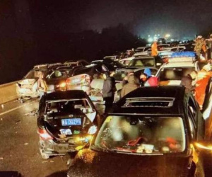 100 xe gặp tai nạn liên hoàn, hàng chục người thương vong