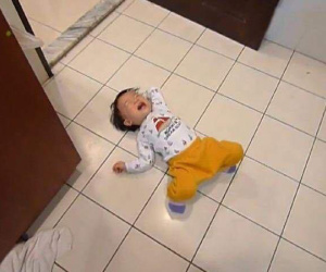 Bé 3 tuổi ăn vạ, mẹ ra tay xử lý, 1 tiếng sau im bặt và cách dạy con khiến phụ huynh tán thành