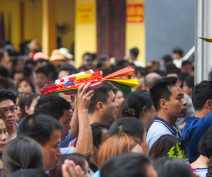 Biển người đổ về Phủ Tây Hồ trong ngày nghỉ Tết cuối cùng