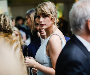 Bỏ Grammy, Taylor Swift tình tứ bên bạn trai tại giải Oscar Anh
