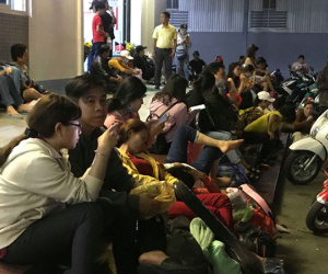Cầu Mỹ Thuận ùn tắc đến giữa khuya, người miền Tây bó gối trong bến xe