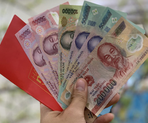 Dân văn phòng 'khoe' lì xì tiền triệu ngày khai Xuân