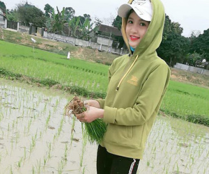 Đăng ảnh khoe mùng 6 Tết đi cấy giúp mẹ, cô gái không ngờ mình lại bị dân mạng 'ném đá'