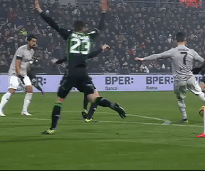 HÀI HƯỚC: Dùng tay chơi bóng, Ronaldo cay cú sút... thẳng mặt Khedira