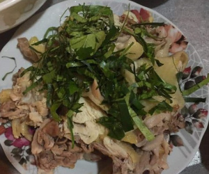 Mẹ chồng tương lai sai chặt thịt gà, cô gái trẻ khiến người yêu hốt hoảng vì với đống lá chanh to đùng