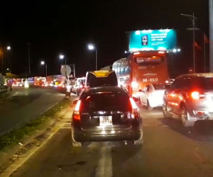 Ôtô xếp hàng dài chờ qua hầm Hải Vân khuya mùng 6 Tết