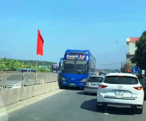 Tài xế lái xe khách chạy ngược chiều trên QL1A đã bị CSGT tước giấy phép lái xe
