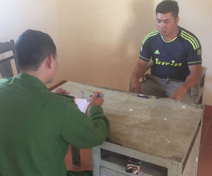 Tạm giữ người đàn ông đốt pháo, đánh công an