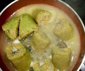 Bị mắng té tát vì rán bánh chưng bằng nước lọc, cô nàng vẫn thực hiện bất chấp và thu được kết quả làm cả cộng đồng mạng xôn xao