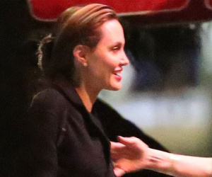 Dù cố tỏ ra không quan tâm nhưng chi tiết này đã nói lên tất cả cảm xúc của Angelina Jolie khi Brad Pitt tới dự sinh nhật vợ cũ Jennifer Aniston