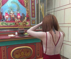 Mặc váy hở hết lưng đi lễ chùa, cô gái trẻ bị cư dân mạng 'ném đá' thậm tệ