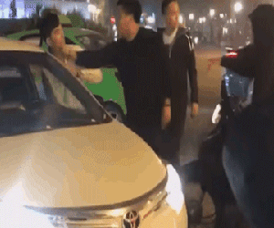 Nam thanh niên túm cổ tài xế, đá lật gương taxi trước cửa Nhà hát lớn Hà Nội