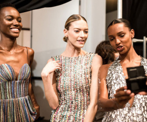 Nhìn hậu trường show tại New York của Công Trí, ai không biết cứ ngỡ đây là Victoria's Secret Fashion Show!