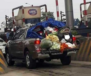 Những chuyến xe thồ rau củ lợn gà, chở 'cả nhà quê' bố mẹ gói ghém cho con mang lên thành phố gây xúc động