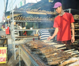 Thần Tài 'gõ cửa': Thịt quay, cá lóc 'đuổi' không hết khách, buôn vàng trúng ngàn tỷ