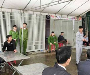 Phó phòng ngân hàng giết bố, đâm mẹ âm tính với heroin