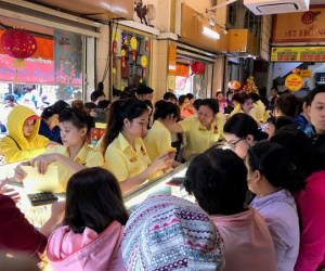 Vàng tăng giá trước ngày Thần tài, khách vẫn chen chúc mua sớm cầu may