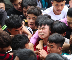 Video - Ảnh: Hàng trăm thanh niên tranh cướp chiếu mong sinh con trai