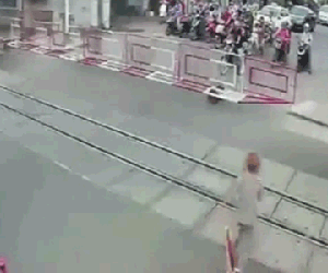 Video: Hai nữ nhân viên gác chắn cứu cụ bà trước đầu tàu khách