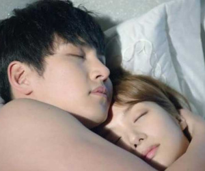 Vừa cởi cúc áo tôi, anh lạnh lùng mặc lại khi nhìn thấy vết sẹo nơi bầu ngực