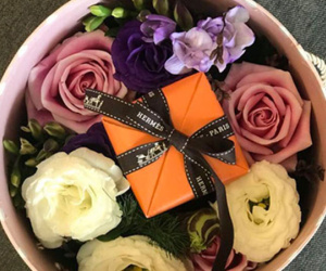 Bó hoa kèm kim cương giá 90 triệu đồng ngày Valentine