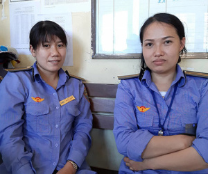 Bộ trưởng GTVT khen 2 nữ nhân viên gác chắn cứu cụ bà trước đầu tàu hỏa