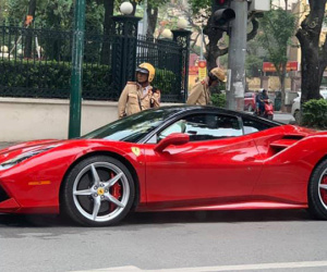 Cảnh sát Hà Nội 'tóm sống' siêu xe Ferrari 488 GTB 15 tỷ