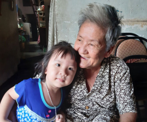 Cụ bà kể khoảnh khắc được 2 nữ nhân viên cứu trước đầu tàu hỏa