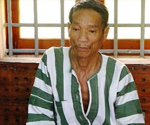 Dùng búa đánh chết bạn rồi thản nhiên ngồi... nhậu tiếp