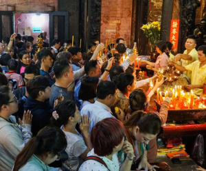 Hàng nghìn người chen nhau vía Ngọc hoàng ở Sài Gòn