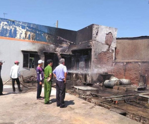 Lửa đỏ rực tại cây xăng, 2 người nhập viện