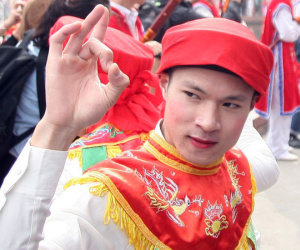 Video, ảnh: Trai làng đánh má hồng, tô son đỏ giả gái lả lơi múa điệu 'con đĩ đánh bồng' giữa Hà Nội
