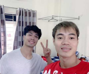 Văn Toàn đăng ảnh 'nghẹn ngào' tiễn cậu bạn chung phòng từ năm 11 tuổi Công Phượng sang Hàn thi đấu
