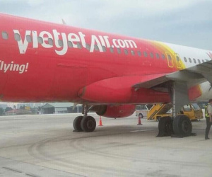 Vietjet lên tiếng về hình ảnh máy bay bị hư lốp sau khi hạ cánh xuống sân bay Tân Sơn Nhất: Đã tiến hành thay lốp ngay sau đó