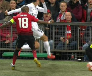 Young thoát thẻ đỏ sau pha tranh chấp nguy hiểm với Di Maria