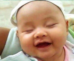 Bé 6 tháng thường cười khi ngủ, bà khen đáng yêu nhưng mẹ đưa đi khám thì hối hận