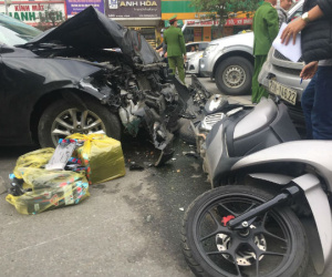 Hà Nội: Ô tô Mazda đâm liên hoàn hai xe máy chạy cùng chiều, ba người bị thương